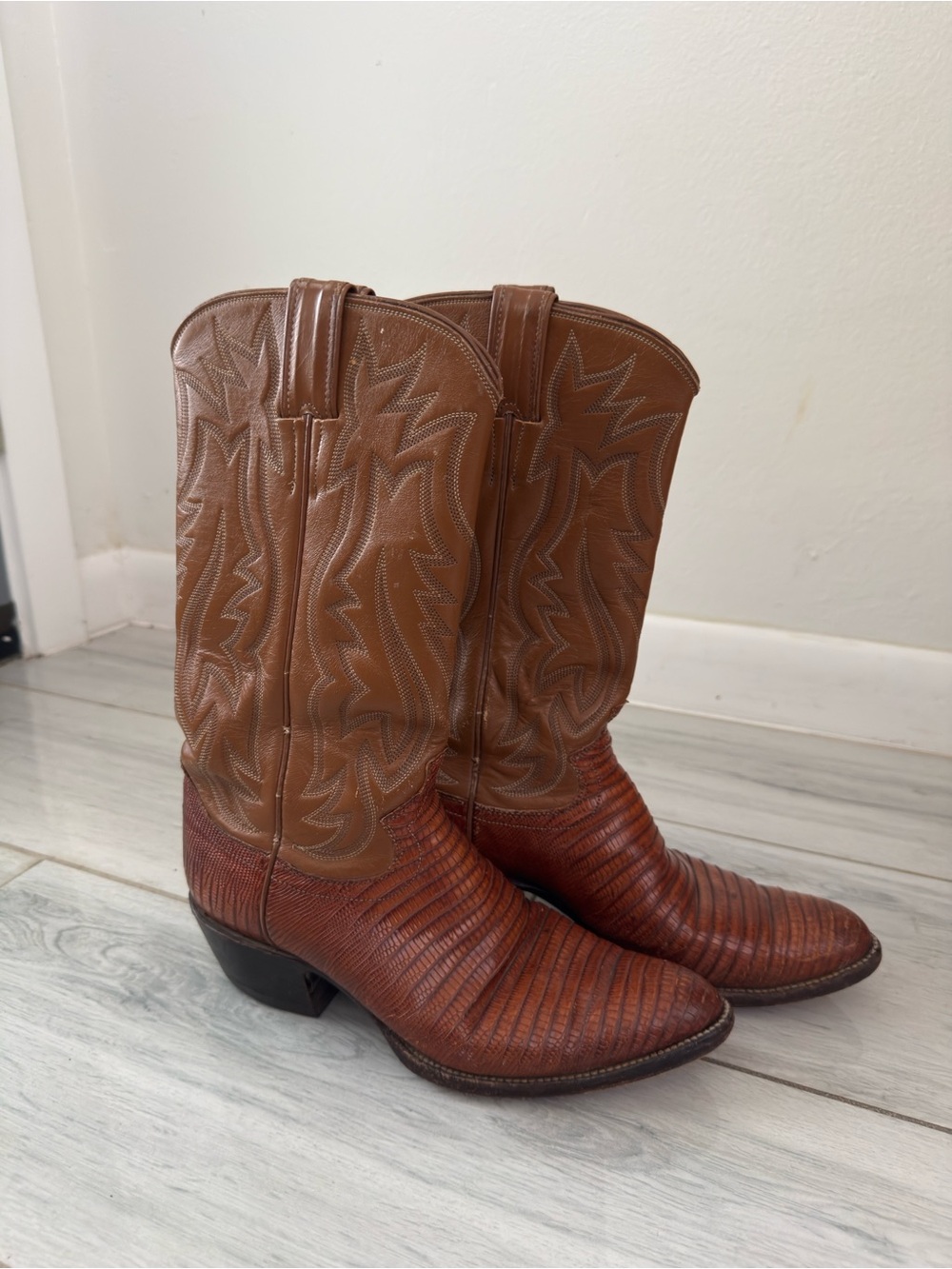 Justin Style Vintage Cowboy Boots Brown Men/ Women  Size 6 D